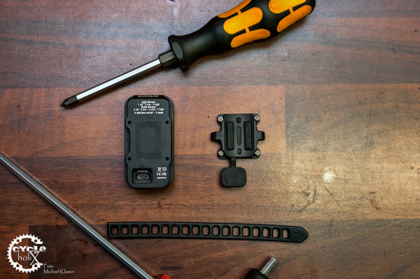 Nur mit demontiertem Halter kann das Gummiband getauscht werden