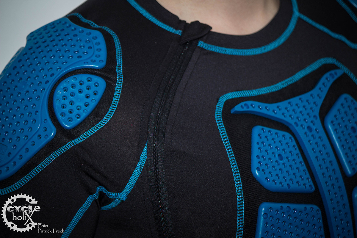 Der seitliche Reissverschluss sorgt für bequemes an- und ausziehen