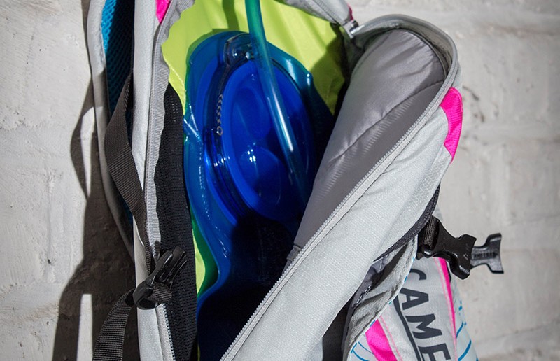 Das hintere Fach beherbergt den Protektor und die Trinkblase