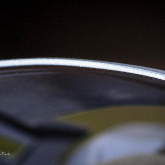 Vorne am Visier durch fehlende Lackierung