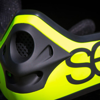 Die Belüftung vorne kann durch entnahme eines Schaumstoffpads weiter optimiert werden