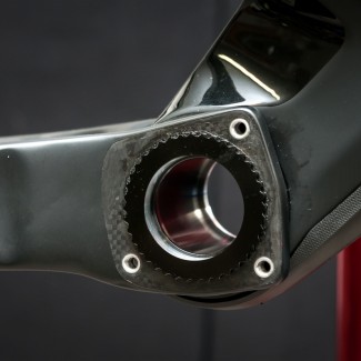 Die Aluhülse des Hauptdrehlagers ist gleichzeitig Sitz des Tretlagers