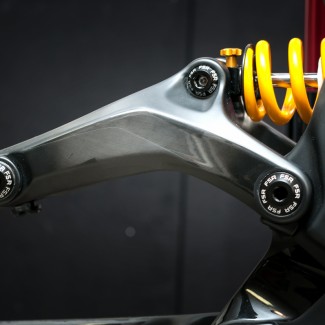 Seltenheitswert, selbst die Umlenkhebel sind aus Carbon gefertigt