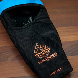 ...Silikonaufdruck im Inneren und luftiges Mesh mit Seitenangabe