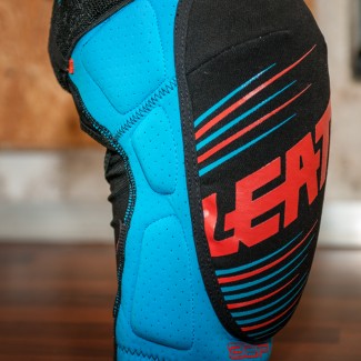 Polster auf der Seite schützen das Knie bei seitlichen Einschlägen